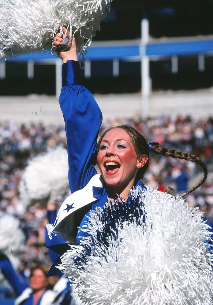 dallas cowboy cheerleaders pom poms